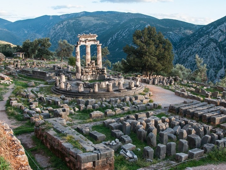 File:Apollo Temple Delphi.jpeg